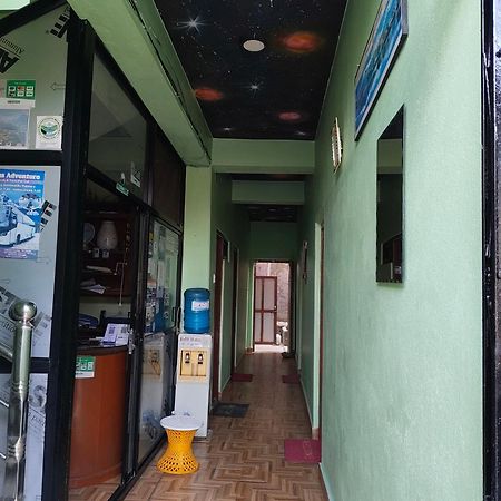 Harry Guest House & Restaurant Pokhara Buitenkant foto