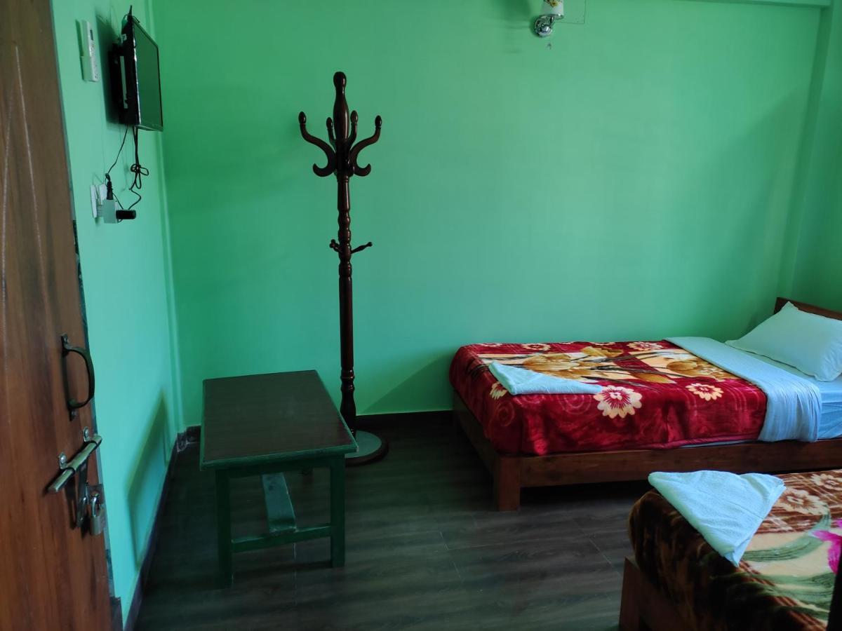 Harry Guest House & Restaurant Pokhara Buitenkant foto