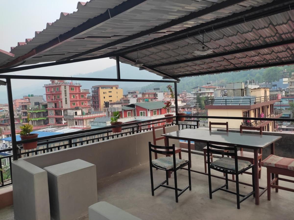 Harry Guest House & Restaurant Pokhara Buitenkant foto