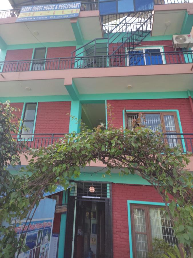 Harry Guest House & Restaurant Pokhara Buitenkant foto