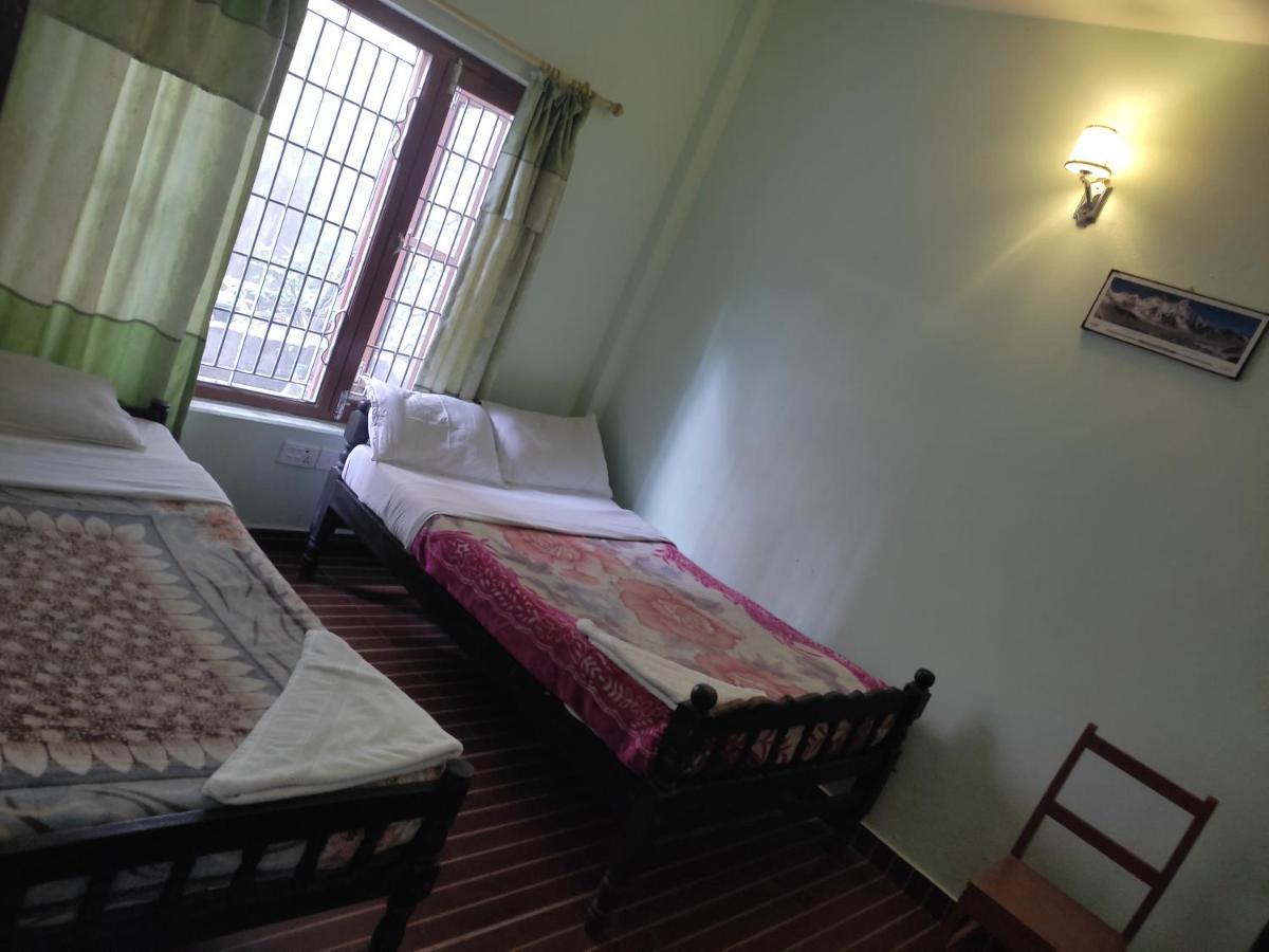 Harry Guest House & Restaurant Pokhara Buitenkant foto