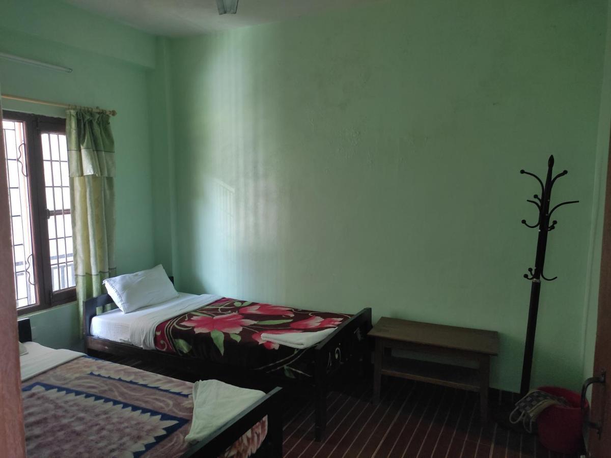 Harry Guest House & Restaurant Pokhara Buitenkant foto