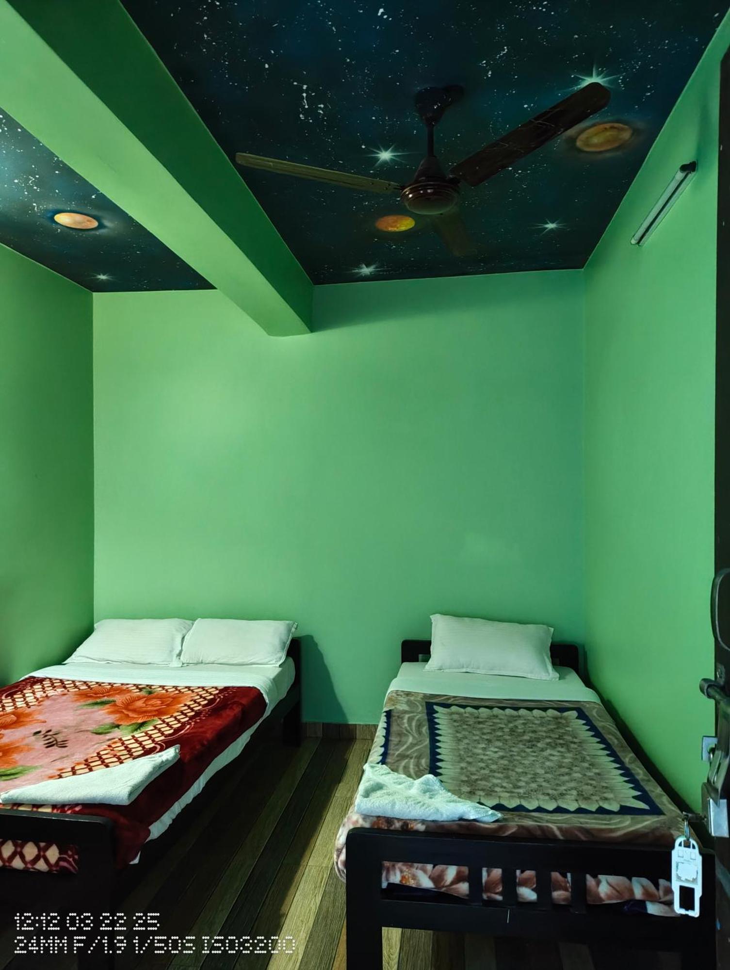 Harry Guest House & Restaurant Pokhara Buitenkant foto