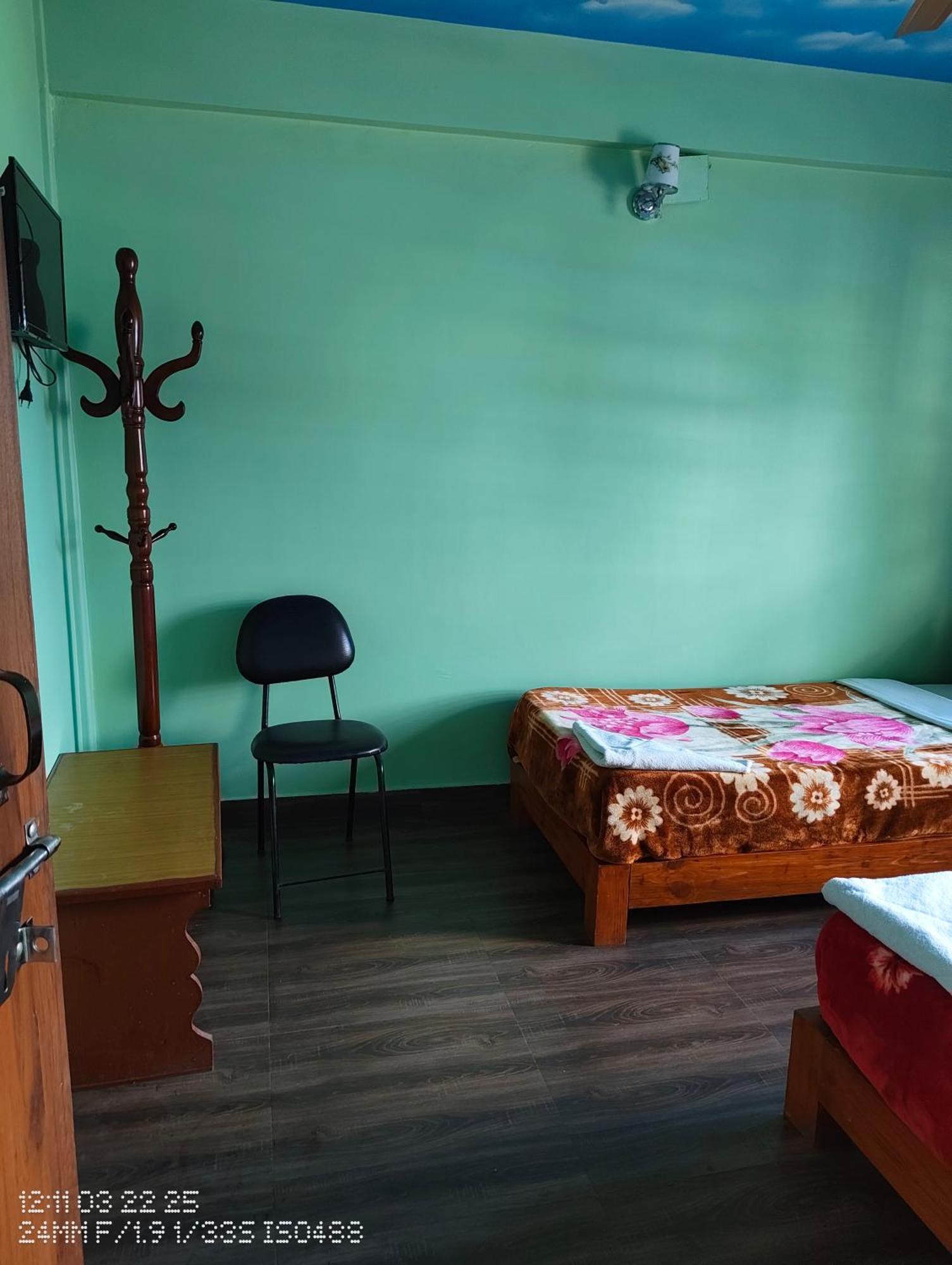 Harry Guest House & Restaurant Pokhara Buitenkant foto
