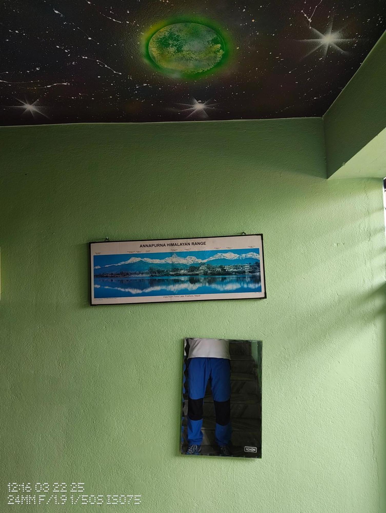 Harry Guest House & Restaurant Pokhara Buitenkant foto