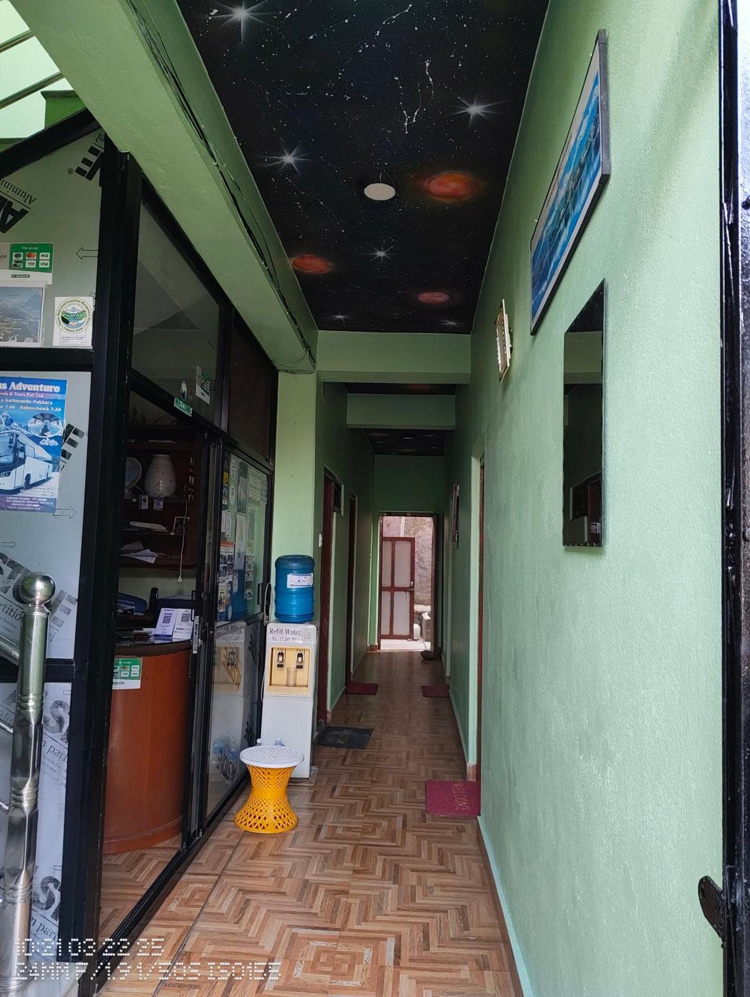 Harry Guest House & Restaurant Pokhara Buitenkant foto