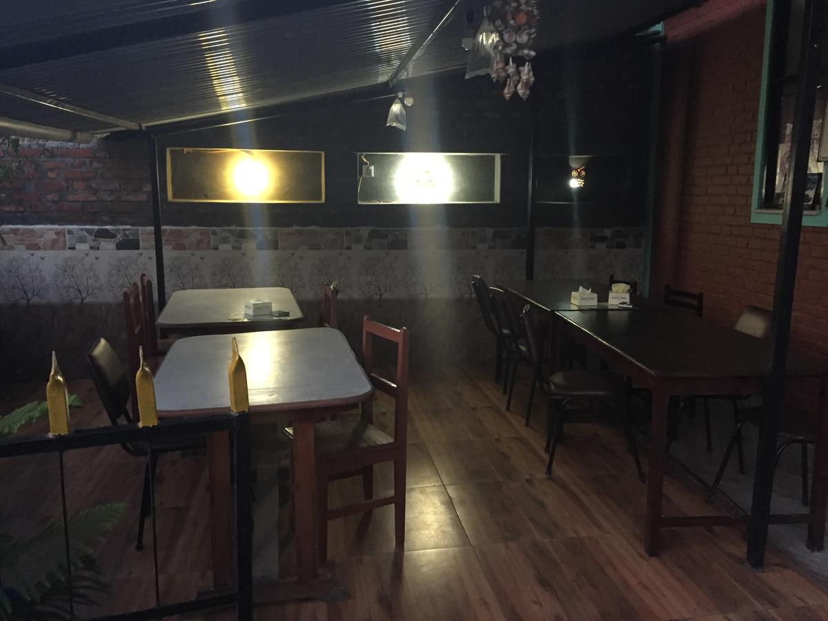 Harry Guest House & Restaurant Pokhara Buitenkant foto