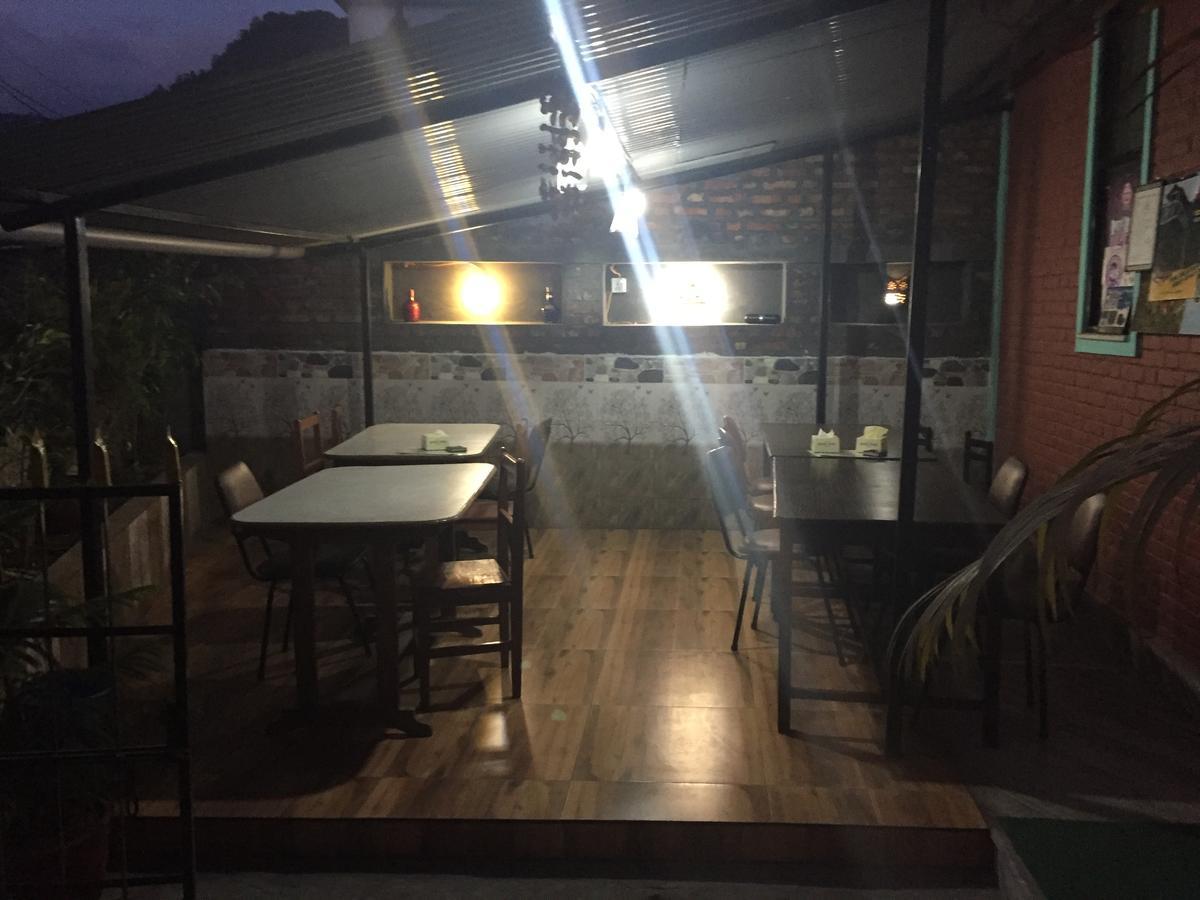 Harry Guest House & Restaurant Pokhara Buitenkant foto