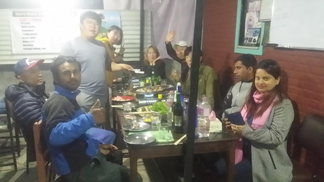 Harry Guest House & Restaurant Pokhara Buitenkant foto
