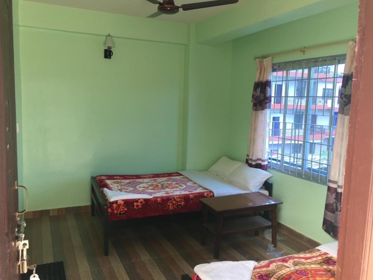 Harry Guest House & Restaurant Pokhara Buitenkant foto