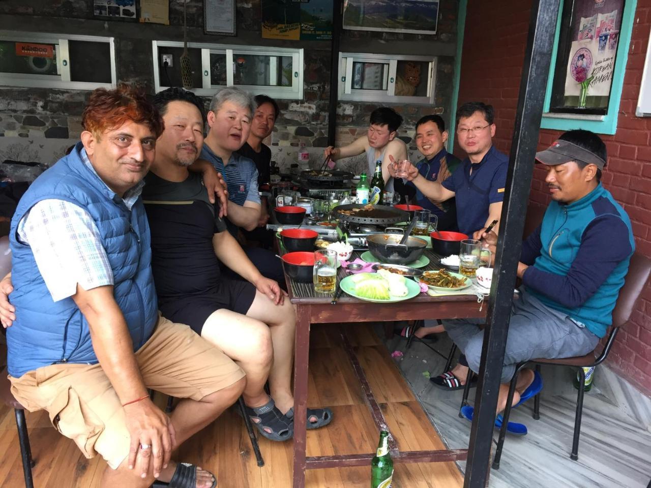 Harry Guest House & Restaurant Pokhara Buitenkant foto