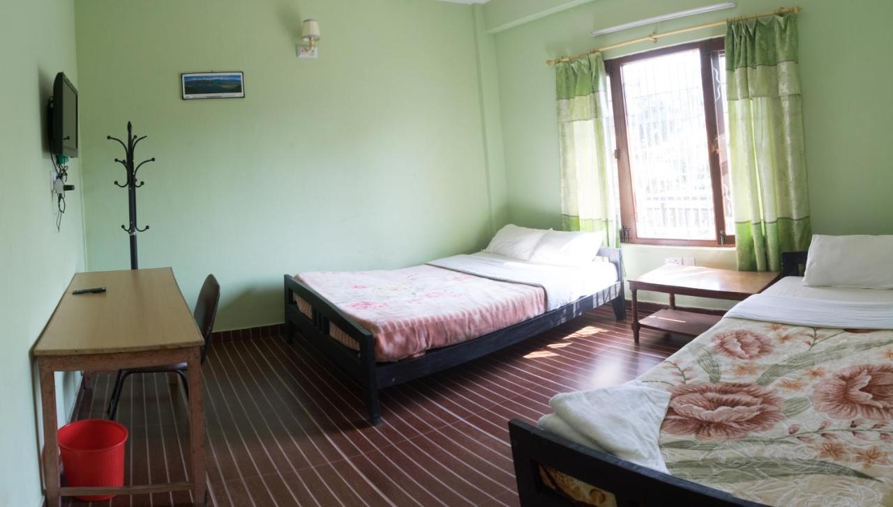 Harry Guest House & Restaurant Pokhara Buitenkant foto