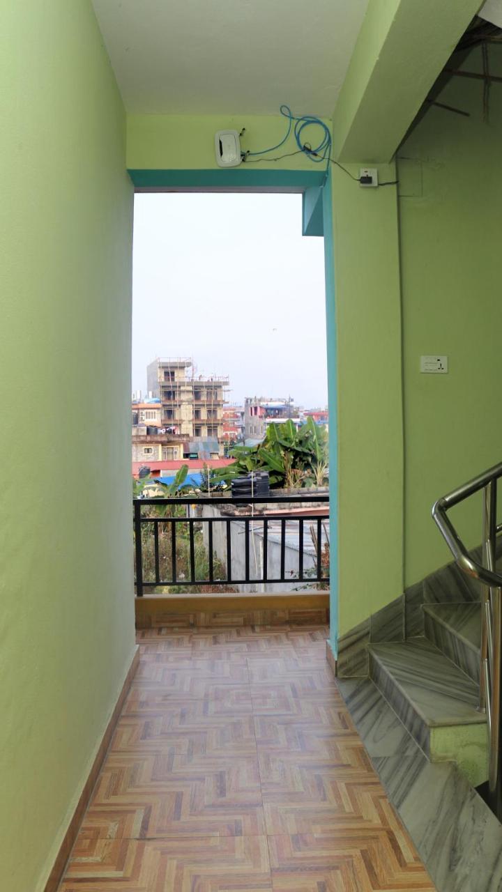 Harry Guest House & Restaurant Pokhara Buitenkant foto