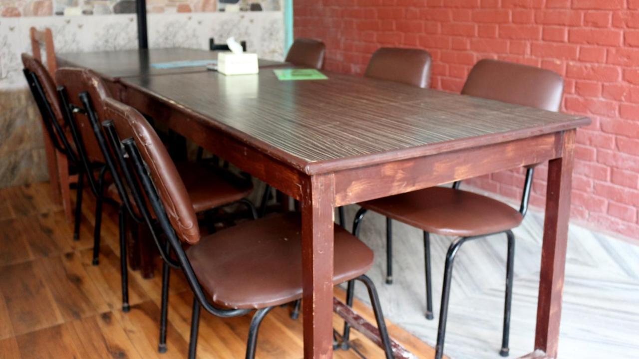 Harry Guest House & Restaurant Pokhara Buitenkant foto