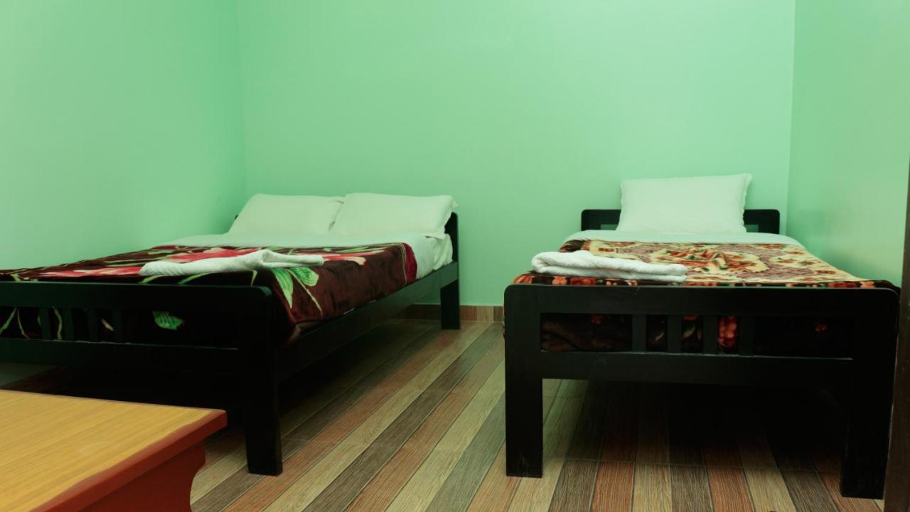 Harry Guest House & Restaurant Pokhara Buitenkant foto