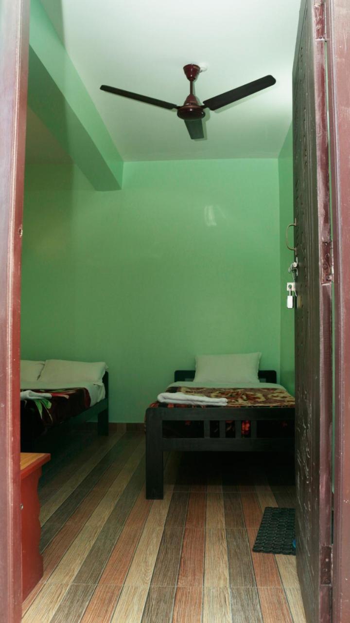 Harry Guest House & Restaurant Pokhara Buitenkant foto