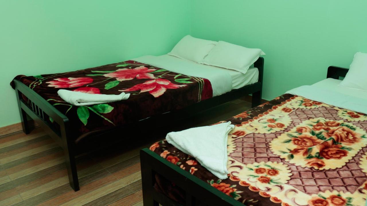 Harry Guest House & Restaurant Pokhara Buitenkant foto