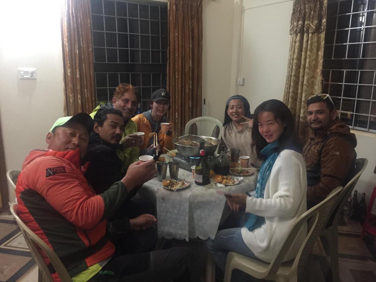 Harry Guest House & Restaurant Pokhara Buitenkant foto