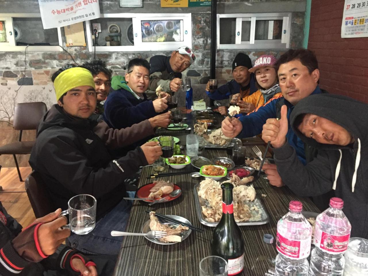 Harry Guest House & Restaurant Pokhara Buitenkant foto