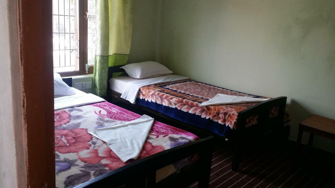 Harry Guest House & Restaurant Pokhara Buitenkant foto