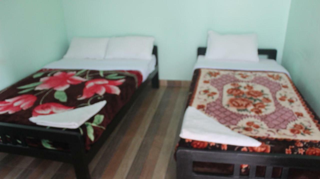 Harry Guest House & Restaurant Pokhara Buitenkant foto