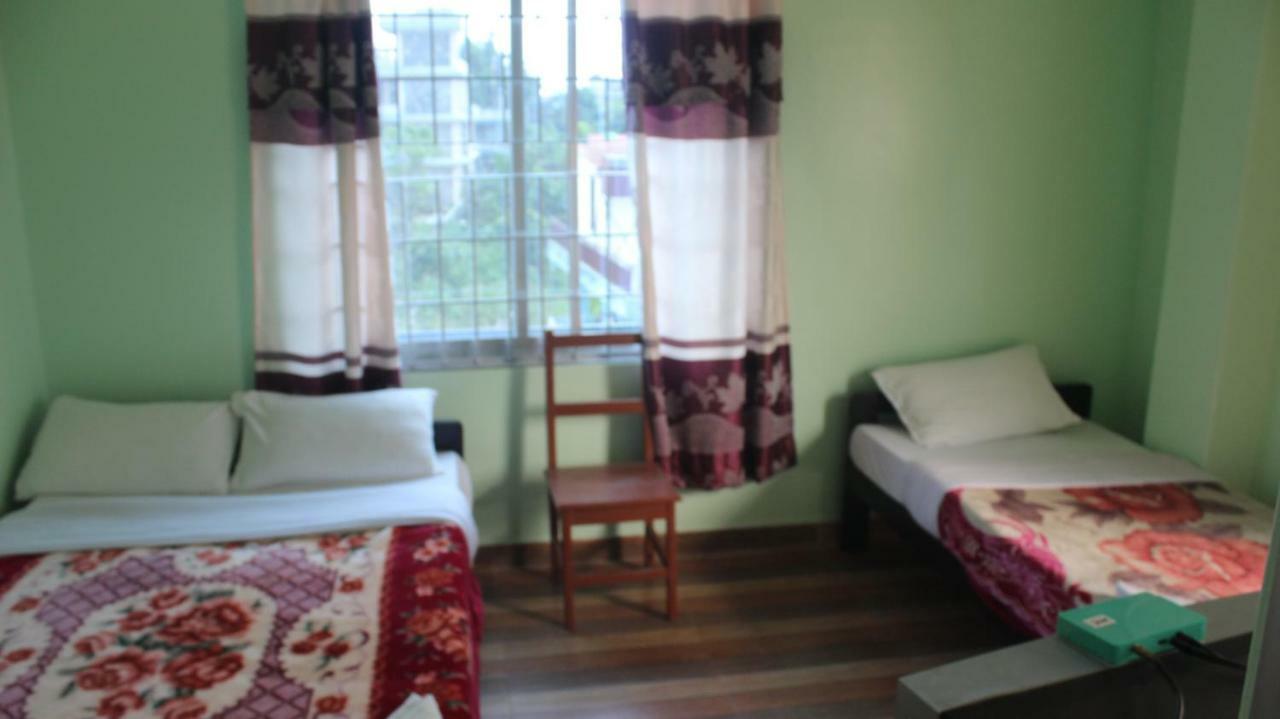 Harry Guest House & Restaurant Pokhara Buitenkant foto