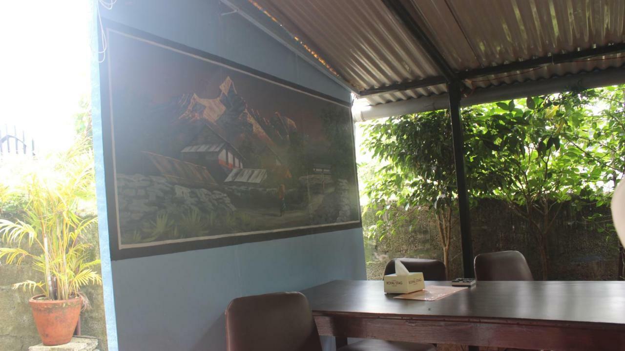 Harry Guest House & Restaurant Pokhara Buitenkant foto