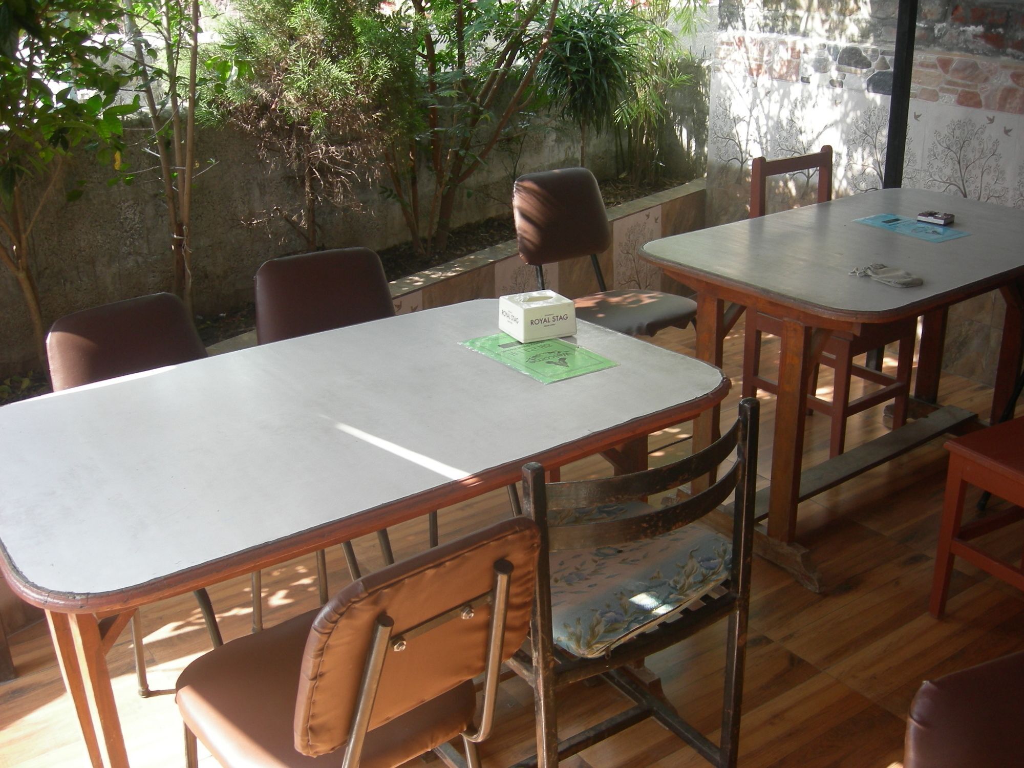 Harry Guest House & Restaurant Pokhara Buitenkant foto