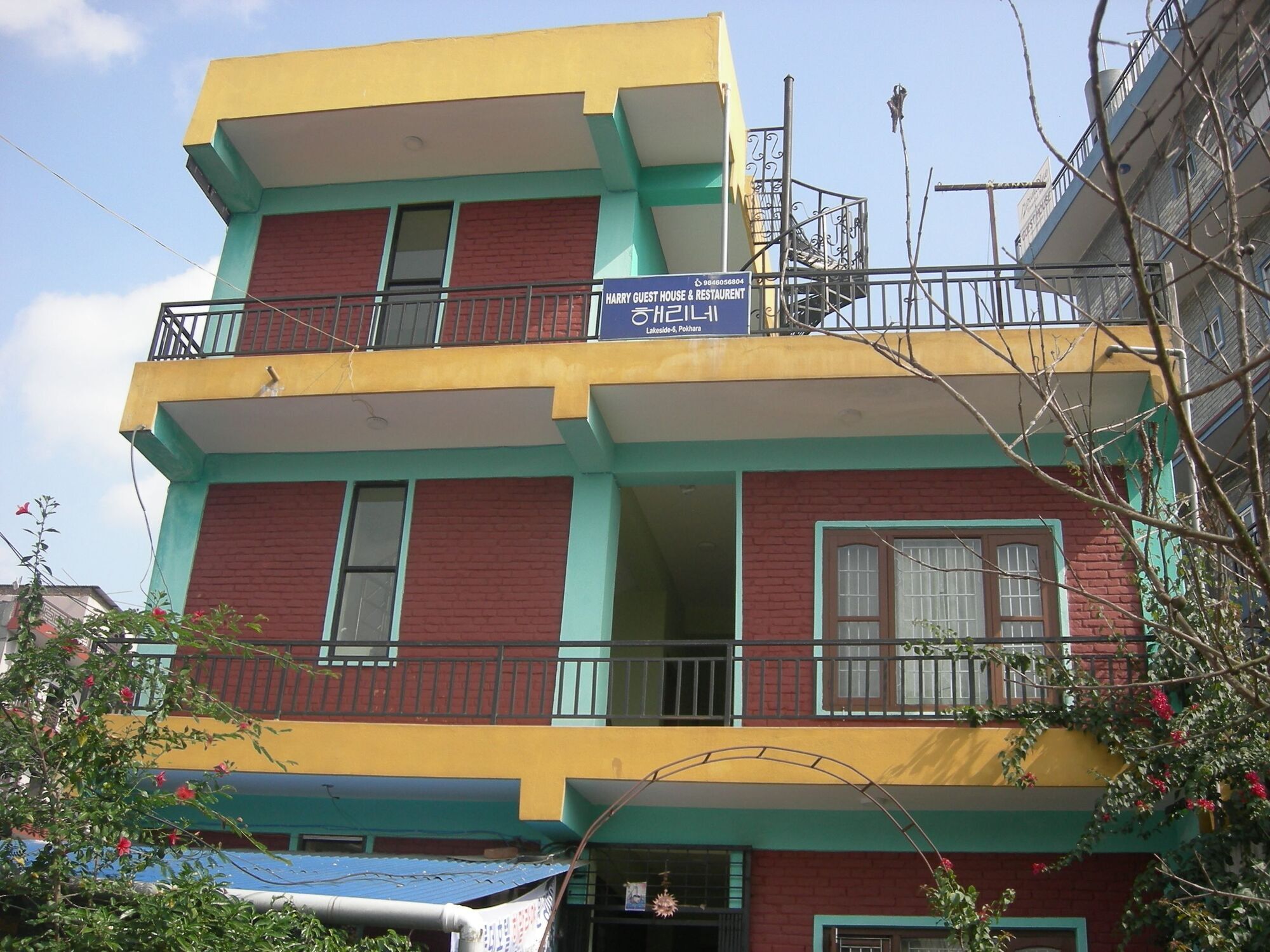 Harry Guest House & Restaurant Pokhara Buitenkant foto