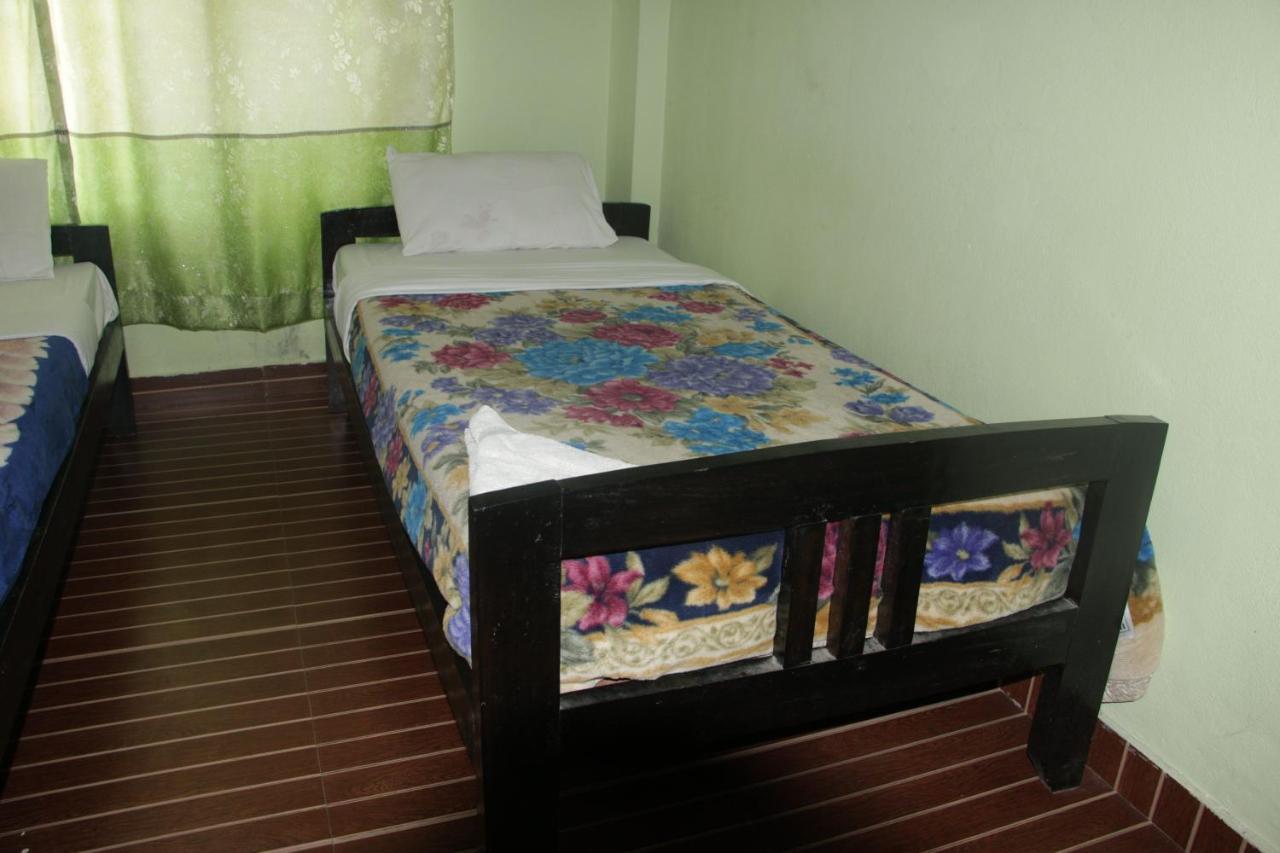 Harry Guest House & Restaurant Pokhara Buitenkant foto