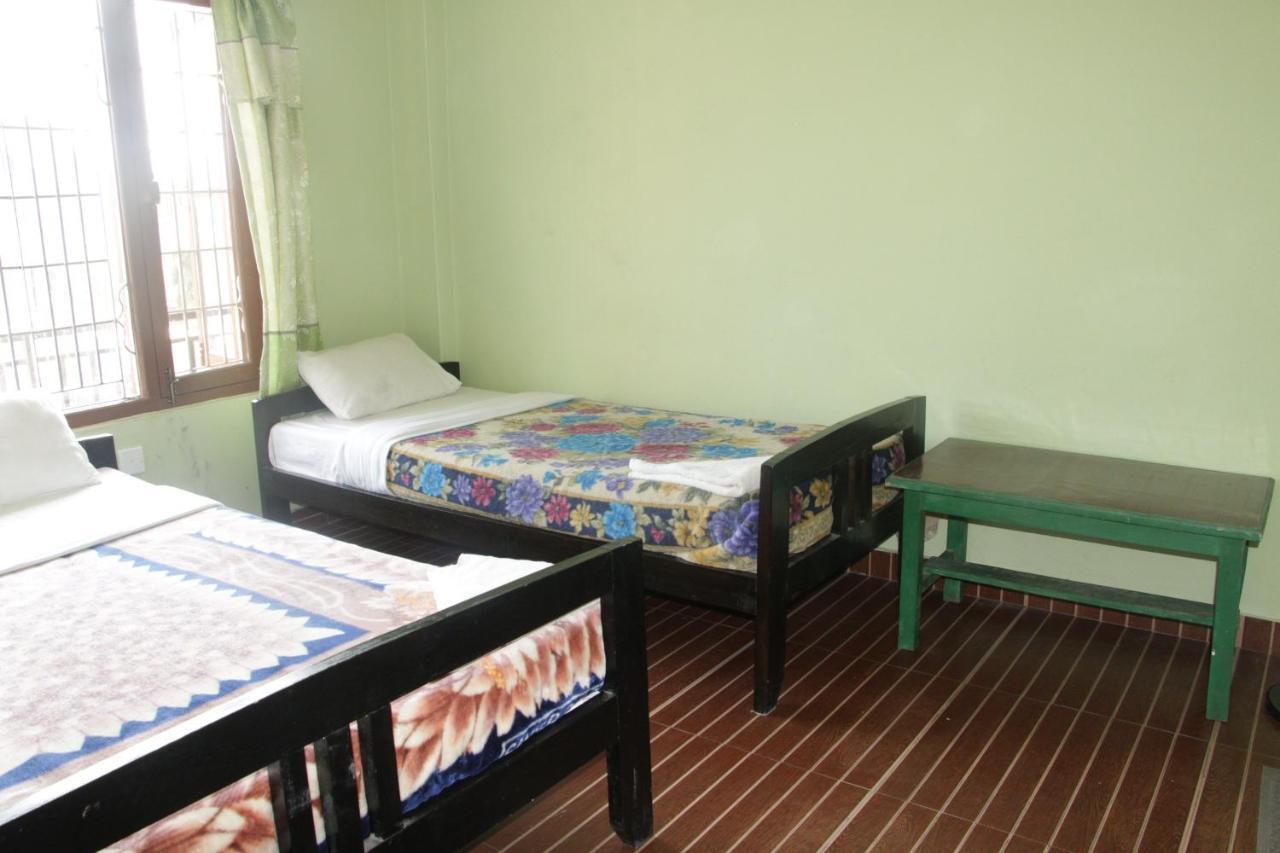 Harry Guest House & Restaurant Pokhara Buitenkant foto