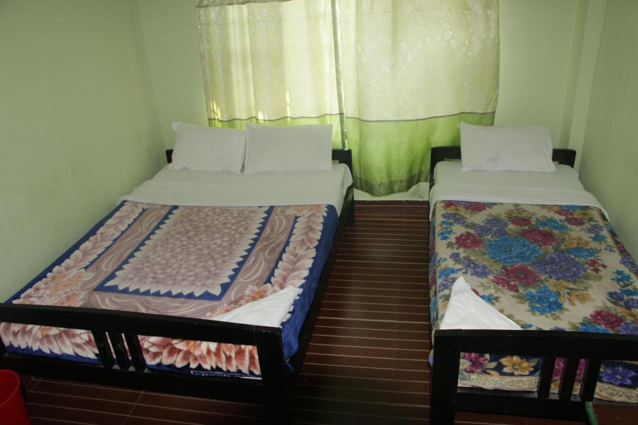 Harry Guest House & Restaurant Pokhara Buitenkant foto