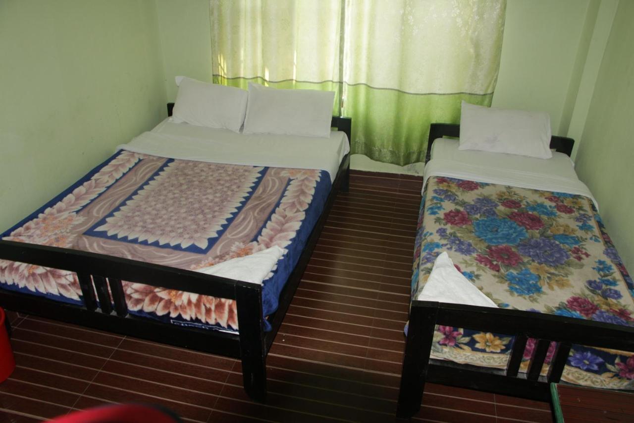 Harry Guest House & Restaurant Pokhara Buitenkant foto